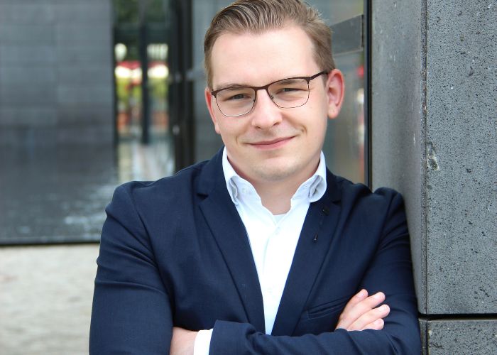 Michael Kaufhold erstellt Stellenanzeigen im Copywriting. Dabei kommt es auf die richtigen Fragen an Arbeitgeber an.